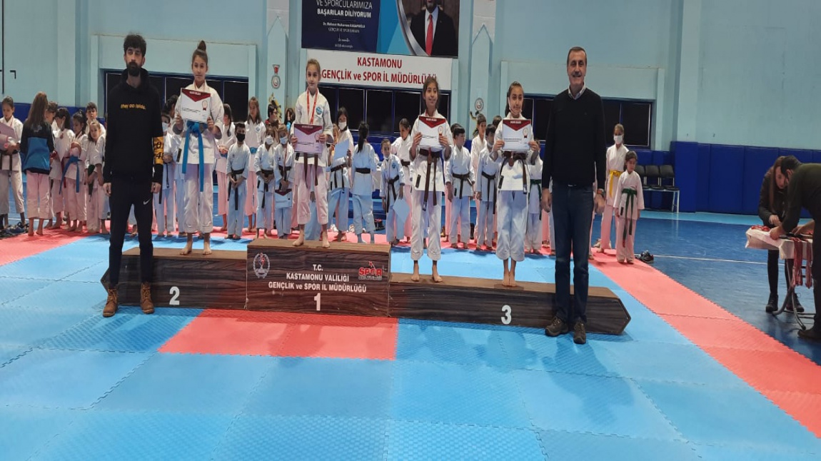 Okullararası Karate Yarışması 10 Yaş Kızlar Kategorisinde Öğrencilerimiz  Selin Irmak Yılmaz İL BİRİNCİSİ, Hatice Secem Kaplan İL İKİNCİSİ Olmuştur