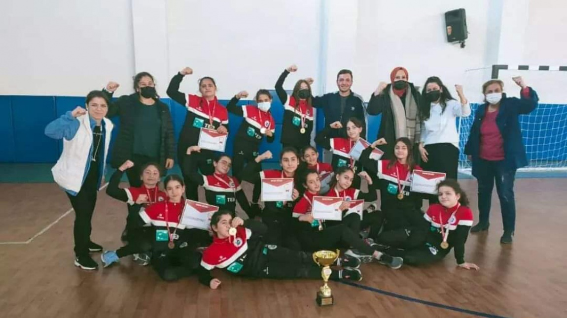 Voleybol Mini Kızlar Okul Takımımız Kastamonu İl Birincisi Olmuştur
