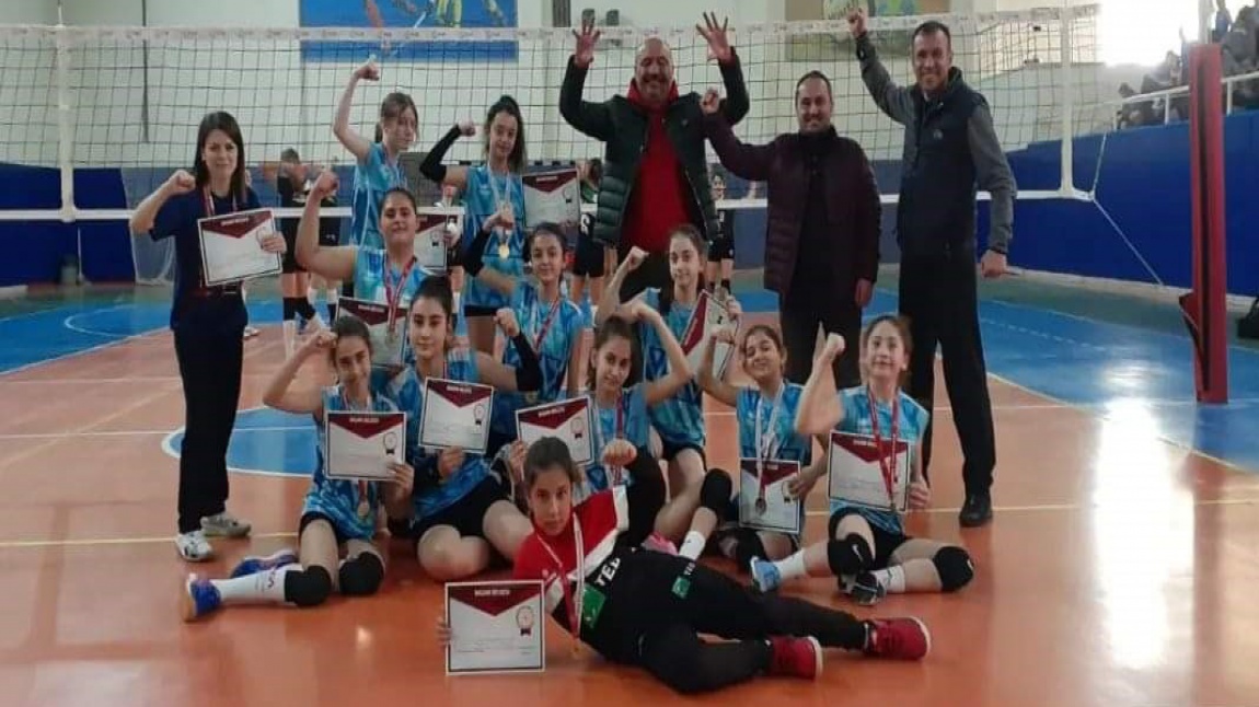 Kırıkkale' de Düzenlenen Mini Voleybol Grup Müsabakalarında Okul Takımımız Yarı Finallere Yükseldi